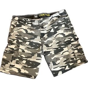 Mens lee extreme flex shorts in camouflage .